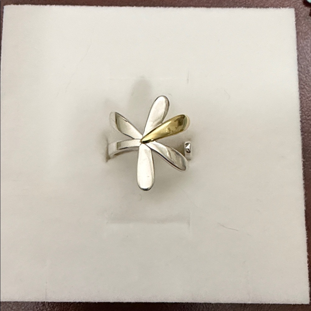 Mejuri Two-Tone Petal Ring in Silver and Gold